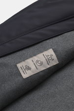 Nahaufnahme des Innenfutters des Corneliani Kurzmantel navy, Detailansicht hochwertige Microfaser, weicher Griff, elastische Qualität.