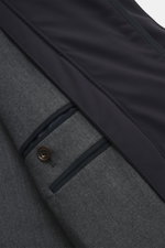 Nahaufnahme des Corneliani Kurzmantels navy, Detailansicht von hochwertiger Microfaser, weichem Griff, elastischer Qualität und Wattierung.