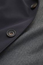 Nahaufnahme des Corneliani Kurzmantel navy mit hochwertiger Microfaser, elastischer Qualität, weichem Griff und leichter Wattierung, Detail von Knöpfen.