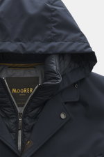 Close-up front view of the Moorer Down short coat 'Redon' navy showing the hood, zipper, button, and collar details, made with water-repellent microfiber and light down filling. 

Description: <p>Flexibly usable comfort against cold, wind, and rain is off