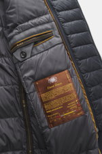 Close-up inside view of the Moorer Down short coat 'Redon' navy showing quilted lining, buttoned billett pocket, and Finest Down label. Flexibly usable comfort against cold, wind, and rain is offered by the water-repellent short coat 'Redon' with light do