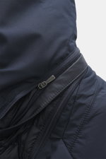 Close-up front side view of the navy Moorer Down short coat 'Redon' showing water-repellent microfiber, zipper, and stitching details.

<p>Flexibly usable comfort against cold, wind, and rain is offered by the water-repellent short coat 'Redon' with light