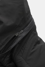 Close-up front-side view of Moorer Down short coat 'Redon' black showing water-repellent microfiber, zipper, and stitching details.

Description: <p>Flexibly usable comfort against cold, wind, and rain is offered by the water-repellent short coat 'Redon' 