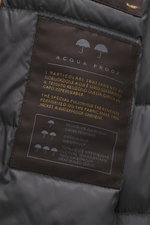Close-up inside view of the Moorer Down short coat 'Redon' black showing the waterproof fabric label with detailed care and feature text.

<p>Flexibly usable comfort against cold, wind, and rain is offered by the water-repellent short coat 'Redon' with li