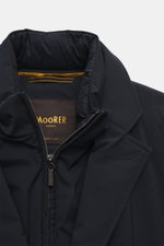 Close-up front view of Moorer Daunen-Kurzmantel 'Crosio' navy with padded collar, zipper, and wool-microfiber blend fabric offering water resistance and slim fit. Flexibel einsetzbaren Komfort gegen Kälte, Wind und Regen bietet der Kurzmantel 'Crisio' mit