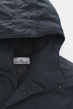 Stone Island Daunen-Kurzmantel 'Micro Reps' navy, Detailaufnahme von Kapuze mit hochwertiger Microfaser, glattem Griff, wind- und wasserabweisend, Slim Fit, Daunenfüllung, Zwei-Wege-Reißverschluss, Knopfleiste, gesteppter Futterstoff, Innentasche.