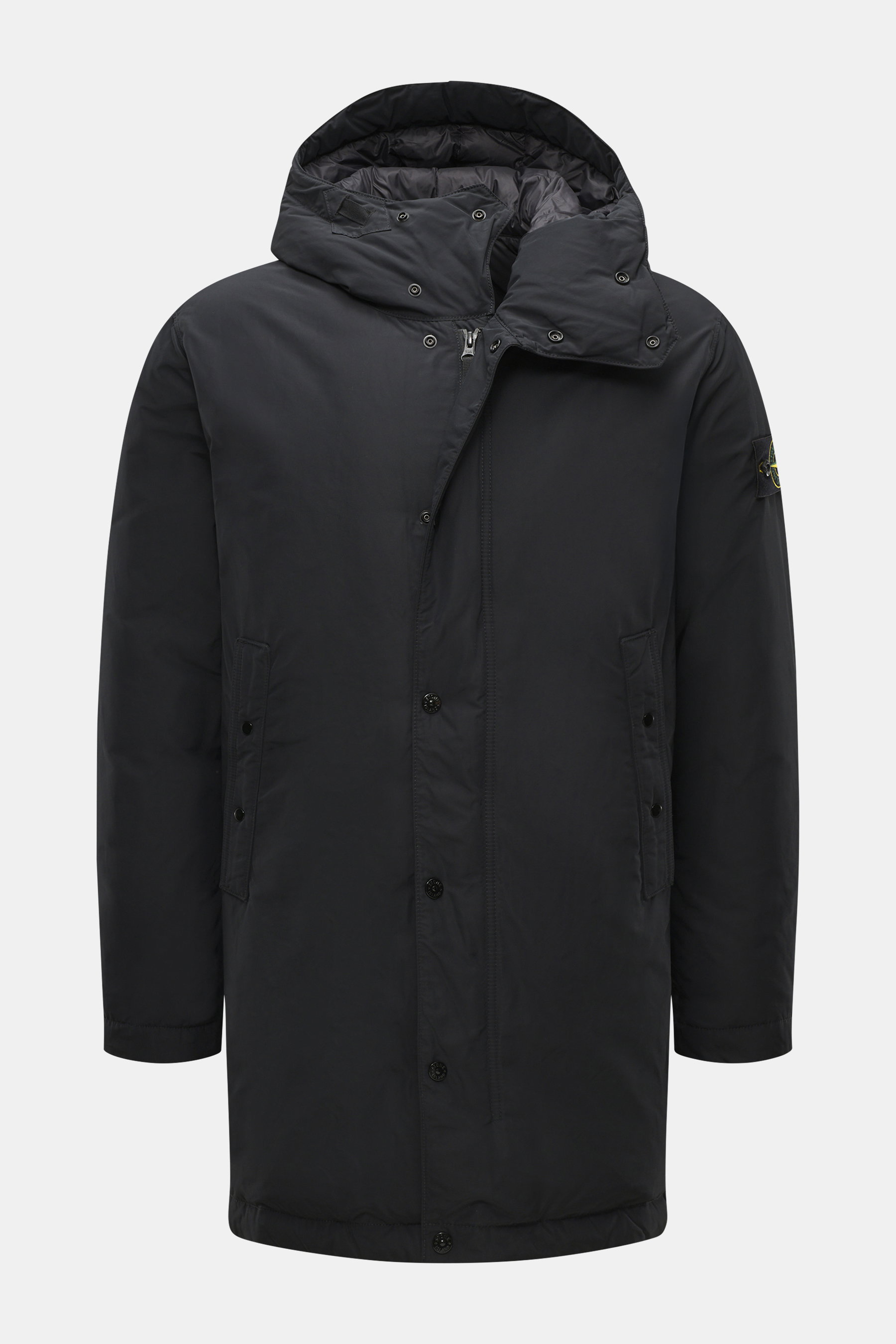 Stone Island Daunen-Kurzmantel "Micro Reps" schwarz, frontal fotografiert, hochwertige Microfaser, glatter Griff, wind- und wasserabweisend, wärmende Daunenfüllung, Slim Fit, Zwei-Wege-Reißverschluss, Windblende mit Knöpfen, wattierte Kapuze, paspelierte 