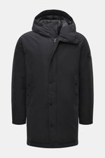 Stone Island Daunen-Kurzmantel "Micro Reps" schwarz, frontal fotografiert, hochwertige Microfaser, glatter Griff, wind- und wasserabweisend, wärmende Daunenfüllung, Slim Fit, Zwei-Wege-Reißverschluss, Windblende mit Knöpfen, wattierte Kapuze, paspelierte 