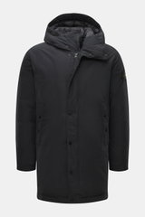 Stone Island Daunen-Kurzmantel "Micro Reps" schwarz, frontal fotografiert, hochwertige Microfaser, glatter Griff, wind- und wasserabweisend, wärmende Daunenfüllung, Slim Fit, Zwei-Wege-Reißverschluss, Windblende mit Knöpfen, wattierte Kapuze, paspelierte 
