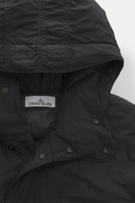 Stone Island Daunen-Kurzmantel 'Micro Reps' schwarz, Nahaufnahme von Kapuze aus hochwertiger Microfaser, glatt, wind- und wasserabweisend, Slim Fit.