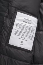 Stone Island Daunen-Kurzmantel "Micro Reps" schwarz, Detailansicht Innentasche mit Label, hochwertige Microfaser, glatter Griff, Slim Fit, wattierte Kapuze.