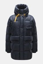 Front view of Parajumpers Daunenparka 'Bold Parka' dark navy, a wind- and water-repellent down parka with a high collar, lambswool details, multiple pockets, and a yellow strap closure. <p>Auch bei Schneeverwehungen und Regen bringt Sie der Daunenparka 'B