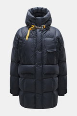 Front view of Parajumpers Daunenparka 'Bold Parka' dark navy, a wind- and water-repellent down parka with a high collar, lambswool details, multiple pockets, and a yellow strap closure. <p>Auch bei Schneeverwehungen und Regen bringt Sie der Daunenparka 'B
