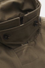Close-up front view of the collar of the Belstaff Trenchcoat 'Supersenia' gray-brown, made of pure cotton twill with a slim fit and adjustable lapel collar.