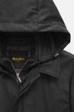 Moorer Kurzmantel 'Ralli' dunkelgrau meliert, Detailaufnahme der Kapuze und Reißverschluss, Mix aus Wolle, Cashmere, wasserabweisend, mit leichter Graphene-Füllung.