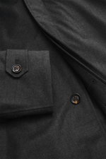 Moorer Kurzmantel 'Ralli' dunkelgrau meliert, Detailfoto von oben auf weichen Wollstoff mit Knöpfen, Mix aus Wolle, Cashmere, Microfaser, wasserabweisend, mit leichter Graphene-Füllung.