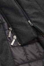 Nahaufnahme des dunkelgrau melierten Moorer Kurzmantels 'Ralli', Detailansicht von Reißverschlüssen und gestepptem Futter mit Double-Front.