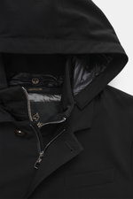 Montecore Daunen-Kurzmantel schwarz, Nahaufnahme von Kapuze, Reißverschluss, Double-Front, weiche Microfaser, Slim Fit, wärmender Wintermantel.