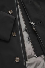 Montecore Daunen-Kurzmantel schwarz in Nahaufnahme von oben, zeigt Microfaser, Reißverschluss, Knöpfe, Double-Front.