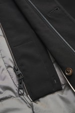 Montecore Daunen-Kurzmantel schwarz, Detailaufnahme Innenansicht mit hochwertiger Microfaser, Reißverschluss, Knopf und gesteppter Futterstoff.