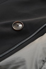 Nahaufnahme des Montecore Daunen-Kurzmantel schwarz mit Knopf, Reißverschluss und gesteppter Innenansicht, Detailfoto von oben.