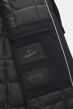 Close-up interior view of the Montecore Daunen-Kurzmantel navy showing quilted lining, inner pockets, and fabric labels, highlighting craftsmanship.

Description: Edles Winter-Essential: Der Daunen-Kurzmantel von MONTECORE überzeugt mit wärmendem Komfor