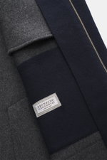 Brunello Cucinelli Wollmantel navy in Nahaufnahme, Detailansicht der Doubleface-Wollqualität mit Label, Reißverschluss und weichem Griff.