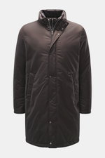 Herno Daunenmantel dunkelbraun frontal fotografiert, Slim Fit, wasserabweisend, mit Stehkragen, zwei-Lewege-Reißverschluss, Daunenfüllung, Leistentaschen.