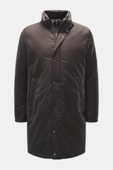 Herno Daunenmantel dunkelbraun frontal fotografiert, Slim Fit, wasserabweisend, mit Stehkragen, zwei-Lewege-Reißverschluss, Daunenfüllung, Leistentaschen.