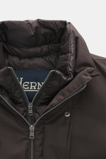 Nahaufnahme des Stehkragens mit Zwei-Wege-Reißverschluss des dunkelbraunen Herno Daunenmantels, Mix aus Microfaser und Viskose, wasserabweisend, Slim Fit, mit weichem Griff, herausnehmbarer Double-Front, wärmender Daunenfüllung, Windblende mit Druckknöpfe
