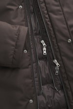 Nahaufnahme des Herno Daunenmantels dunkelbraun von oben, zeigt wasserabweisenden Microfaser-Viskose-Mix, Slim Fit, Daunenfüllung, Reißverschlüsse und Druckknöpfe.