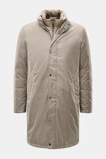 Herno Daunenmantel beige, Frontansicht, Slim Fit, Mix aus Microfaser und Viskose, wasserabweisend, wärmende Daunenfüllung, Zwei-Wege-Reißverschluss, Stehkragen, schräge Leistentaschen, zwei Innentaschen, gesteppter Futterstoff, Windblende mit Druckknöpfen