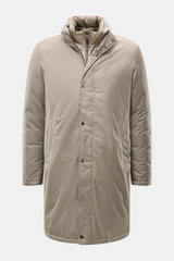 Herno Daunenmantel beige, Frontansicht, Slim Fit, Mix aus Microfaser und Viskose, wasserabweisend, wärmende Daunenfüllung, Zwei-Wege-Reißverschluss, Stehkragen, schräge Leistentaschen, zwei Innentaschen, gesteppter Futterstoff, Windblende mit Druckknöpfen