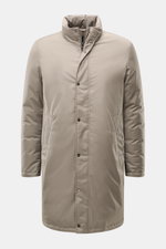 Herno Daunenmantel beige von vorne, Slim Fit, wasserabweisend, Microfaser/Viskose, Stehkragen, zwei Innentaschen, Daunenfüllung, Leistentaschen.