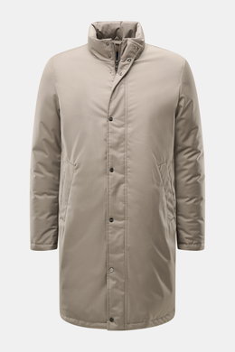 Herno Daunenmantel beige von vorne, Slim Fit, wasserabweisend, Microfaser/Viskose, Stehkragen, zwei Innentaschen, Daunenfüllung, Leistentaschen.