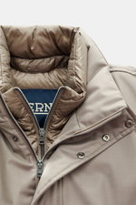 Herno Daunenmantel beige aus hochwertiger Microfaser und Viskose, Slim Fit, wasserabweisend, mit Stehkragen und herausnehmbarer Double-Front, Detailaufnahme von oben.