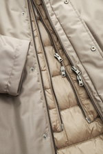Nahaufnahme des geöffneten Herno Daunenmantels beige von oben, zeigt Slim Fit, wasserabweisend, Microfaser-Viskose, Daunenfüllung, Double-Front, Zwei-Wege-Reißverschluss, Windblende, Stehkragen, schräge Leistentaschen, gesteppter Futterstoff und zwei Inne
