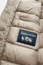 Herno Daunenmantel beige, Detailansicht innen mit gesteppter Futterstoff, Innentaschen, wasserabweisend, weicher Griff, Slim Fit, Daunenfüllung, Double-Front.