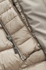 Nahaufnahme des Herno Daunenmantels beige von oben, zeigt wasserabweisenden, weichen Microfaser-Mix, Slim Fit, Daunenfüllung, Reißverschlüsse.