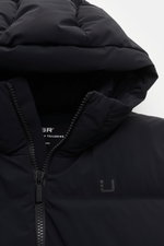 Close-up front view of the hood and zipper of the UBR Down coat 'Tycoon' black, made with high-quality technical microfibre, waterproof and breathable.

Description: With the 'Tycoon' down coat, you are guaranteed to stay dry and warm throughout the colde