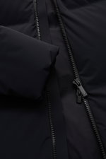 Close-up top-down view of the waterproof zipper and fabric of the UBR Down coat 'Tycoon' black, showcasing its technical microfiber.

Description: With the 'Tycoon' down coat, you are guaranteed to stay dry and warm throughout the colder seasons, because 