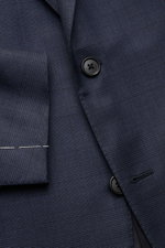 Close-up front view of the Belvest Anzug graublau meliert/schwarz kariert showcasing the classic Glencheck pattern, soft pure wool fabric, slim fit, two-button jacket with notch lapels, and visible sleeve stitching.