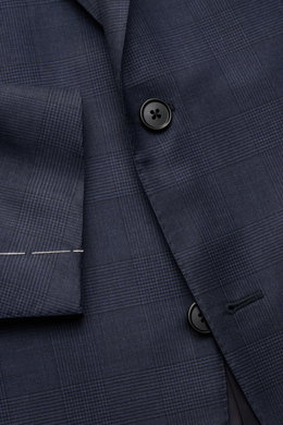 Close-up front view of the Belvest Anzug graublau meliert/schwarz kariert showcasing the classic Glencheck pattern, soft pure wool fabric, slim fit, two-button jacket with notch lapels, and visible sleeve stitching.