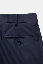 Belvest Anzug dunkelblau/schwarz kariert, Detailaufnahme Rückansicht der Hose mit französischer Tasche und Knopf im klassischen Glencheck-Muster.