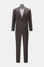 Front view of a Cesare Attolini Anzug dunkelbraun, a slim fit suit made from pure Super 150'S wool, featuring a tailored three-button jacket with notch lapels, flap hip pockets, unfinished sleeve cuffs, and side vents, paired with slightly tapered trouser