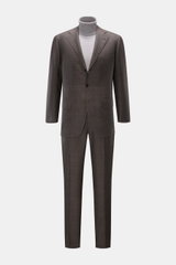 Front view of a Cesare Attolini Anzug dunkelbraun, a slim fit suit made from pure Super 150'S wool, featuring a tailored three-button jacket with notch lapels, flap hip pockets, unfinished sleeve cuffs, and side vents, paired with slightly tapered trouser