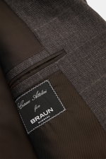 Close-up inside view of the Cesare Attolini Anzug dunkelbraun jacket showing label and fine Super 150'S wool lining craftsmanship.