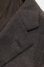 Close-up view of the lapel and buttonhole of the Cesare Attolini Anzug dunkelbraun, made from pure Super 150'S wool with smooth lining.