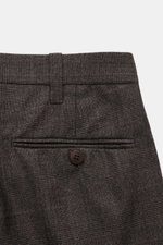 Close-up back view of the Cesare Attolini Anzug dunkelbraun trousers made from pure Super 150'S wool, featuring a buttoned welt pocket and belt loop, showcasing Neapolitan craftsmanship in a slim fit with classic details.