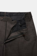 Close-up front view of Cesare Attolini Anzug dunkelbraun trousers, showcasing the pure Super 150'S wool fabric, slim fit, zipper, button fastening, and detailed waistband. Neapolitan tailoring perfection combines luxury materials and flawless Italian craf